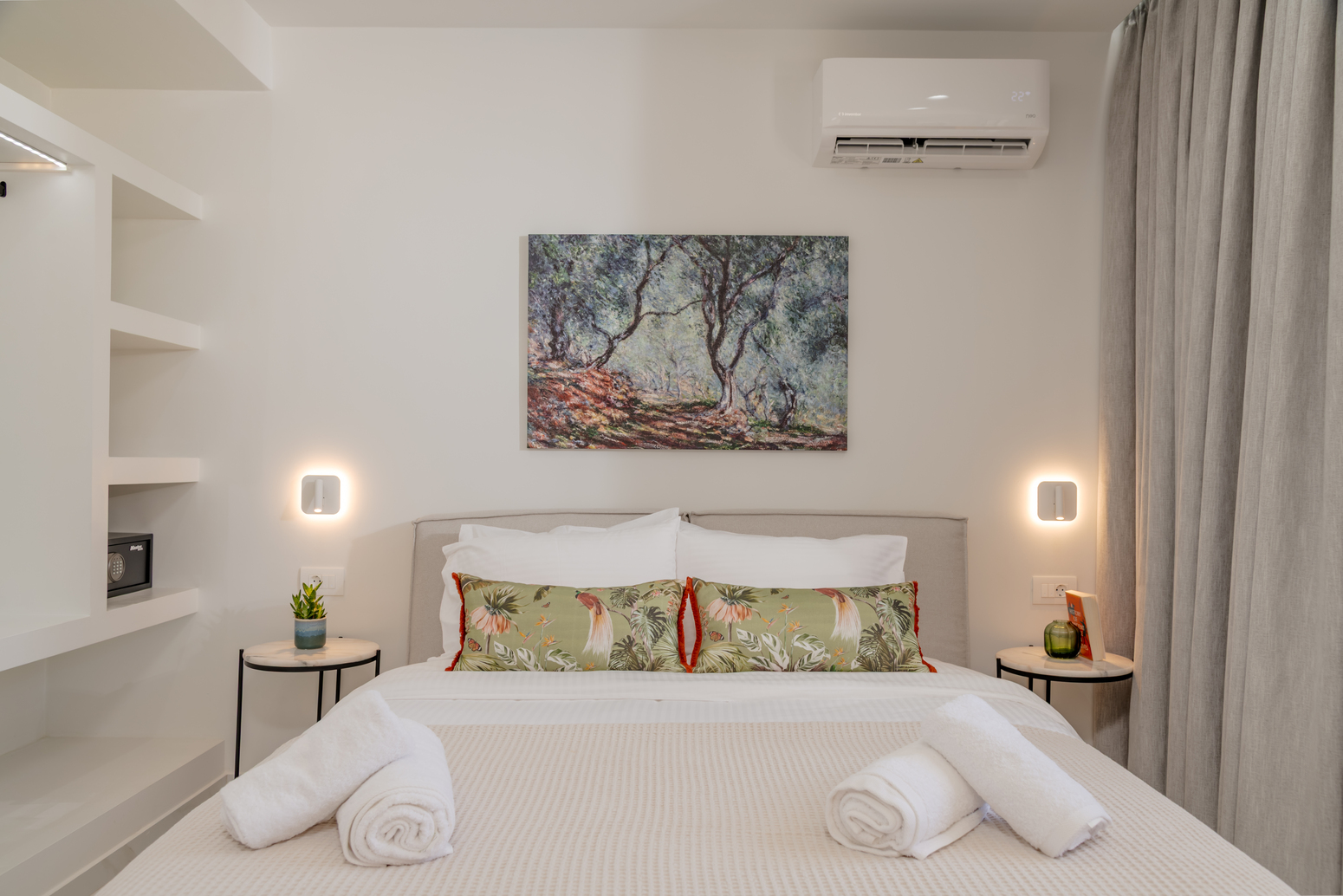 Bedrooms and bathroom of Kipos Zante Residence